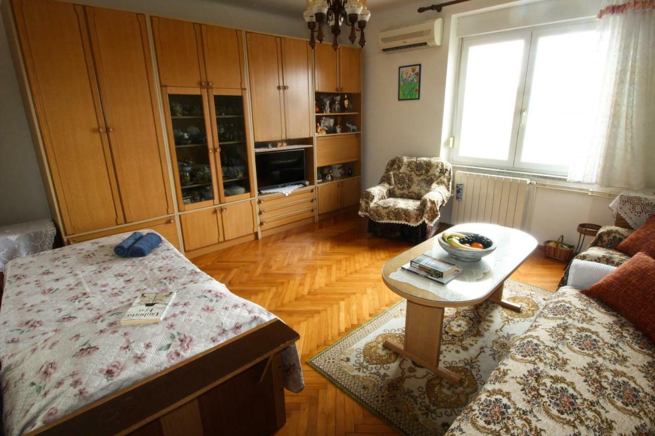 Apartment Persich Pula Exteriör bild